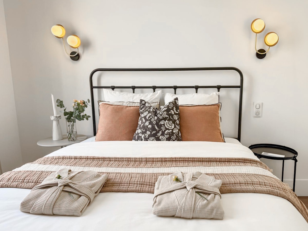 سرير، غرفة نوم، صندوق أدراج، مكيف هواء.