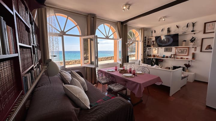 סלון, פינת אוכל, טלוויזיה חכמה המשקיפה על חוף פוסקה במרחק 11 מטר מהדירה.