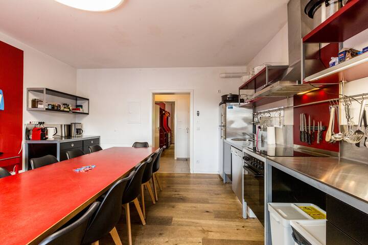 2 [RO] 8 rooms 5 bath, max 18 guests, @old airport gallery image 2