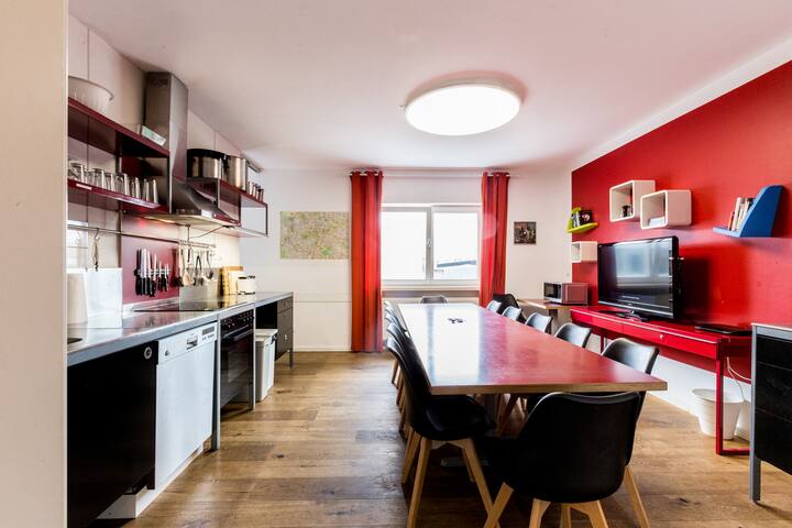 2 [RO] 8 rooms 5 bath, max 18 guests, @old airport gallery image 3