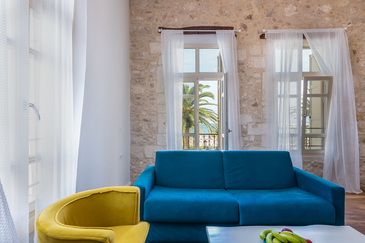 סלון עם אור טבעי ונוף לים