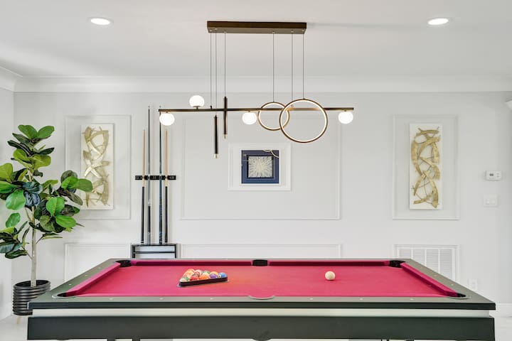 Waterfront Escape w Pool, Dockside Lounge & Games