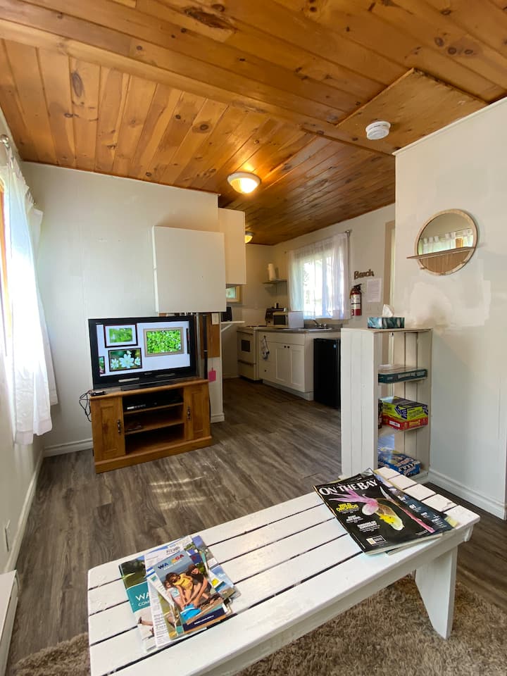 Studio Cottage, Walk To Beach 1 - Wasaga Beach