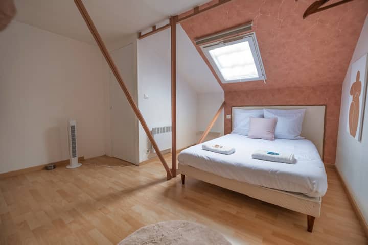 זה החדר בבית, שמגיע עם מיטה זוגית נוחה.