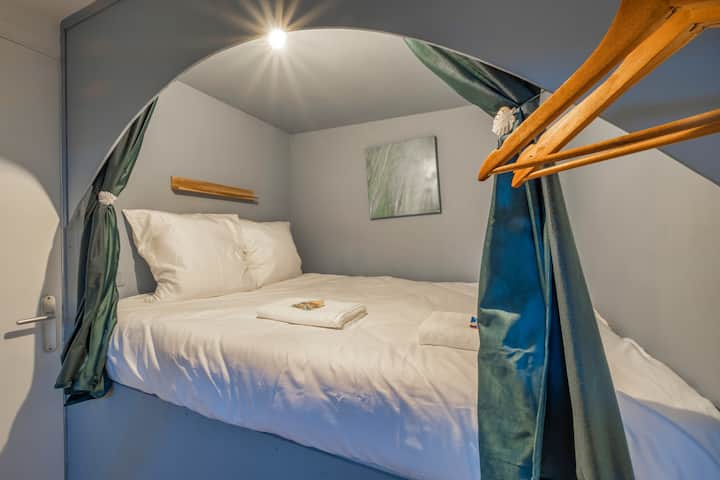 זה החדר בבית, שיש בו שתי מיטות זוגיות נוחות.