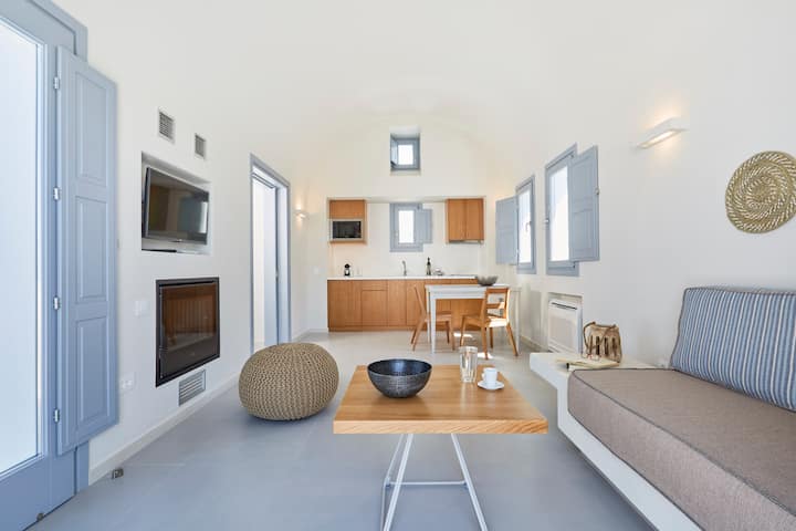 Romantic Suite! Private Outdoor Hot Tub! - Santorin