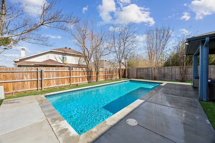 Beautiful Large House W/Pool! gallery image 4