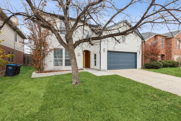 Beautiful Large House W/Pool! gallery image 2