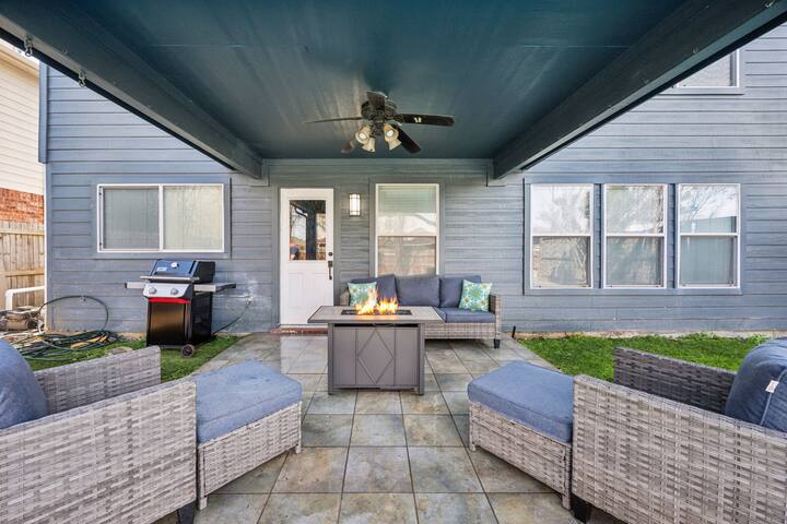 Beautiful Large House W/Pool! gallery image 5