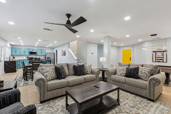 Beautiful Large House W/Pool! gallery image 3