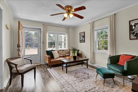 Popular Airbnb listing: Coastal Farmhouse by waterway, beaches, & downtown in Wilmington