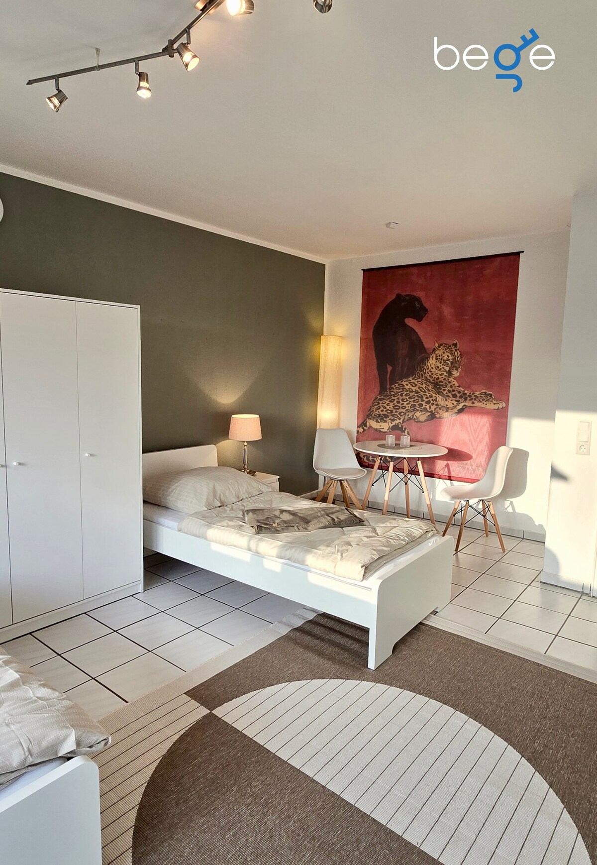 Საძინებელი 2 ორი ერთადგილიანი საწოლით, მოსასვენებელი სივრცითა და სმარტ-ტელევიზორით 