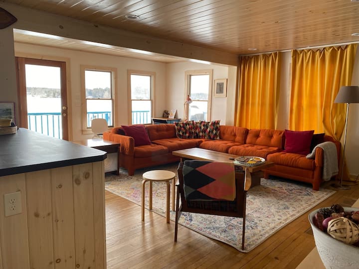 Idyllic family retreat - spacious lake home,