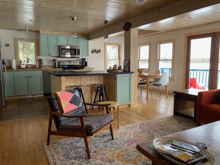 Idyllic family retreat - spacious lake home,