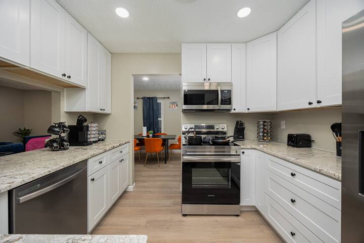 Bungalow/Pet Friendly/King Bed/Fenced/Table Tennis gallery image 2