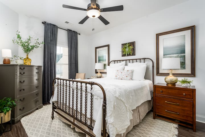 Მეორადი საძინებელი დიდი ზომის და ტელევიზორით.