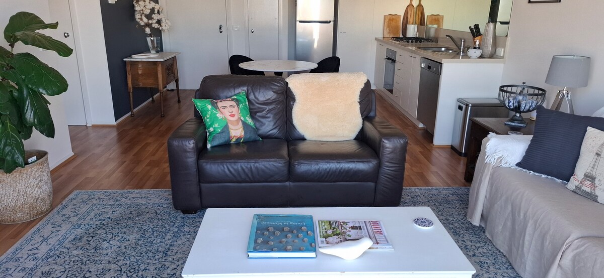 Top Airbnb: Lagoon Apartment between the beach & the city. in Port Melbourne