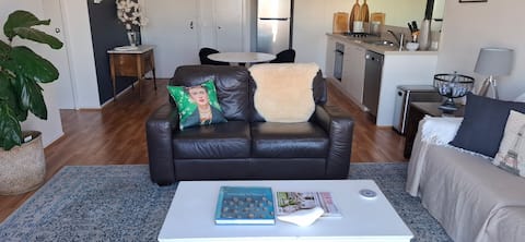 Top Airbnb: Lagoon Apartment between the beach & the city. in Port Melbourne