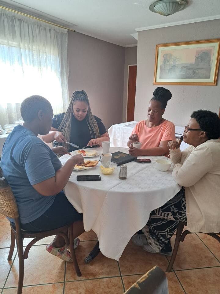 Cozy Group Retreat*sleeps6*fast Wi-fi*free Parking - Brakpan