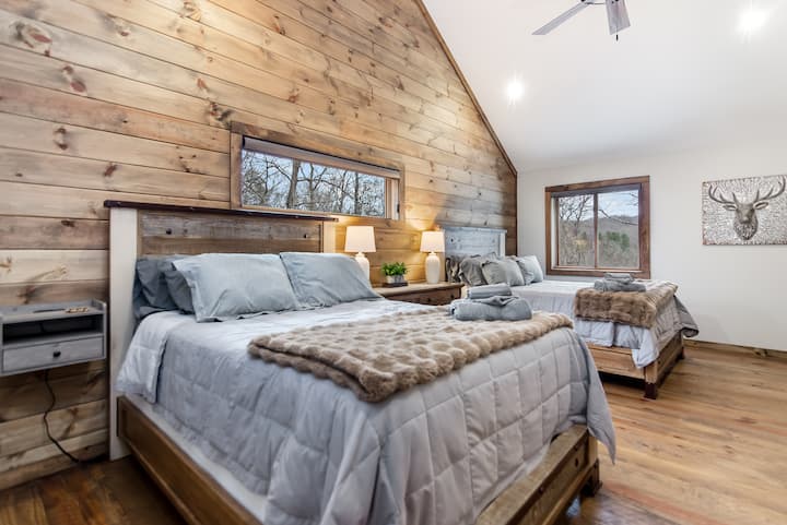 ห้องนอนที่มีห้องน้ำในตัวตั้งอยู่บนชั้นบนของบ้าน มีเตียงขนาดควีนไซส์ 2 เตียง และอยู่ติดกับโฮมออฟฟิศเพื่อความสะดวกสบายยิ่งขึ้น