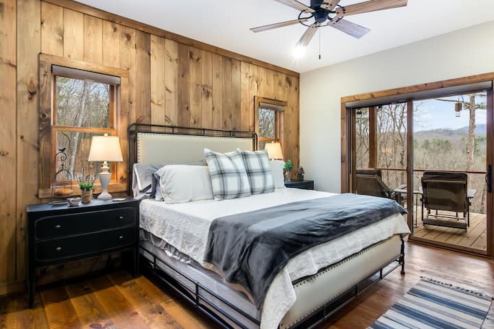 ห้องนอนหลักตั้งอยู่บนชั้นหลัก มีเตียงขนาดคิงไซส์ ห้องน้ำในตัว และระเบียงส่วนตัวที่มองเห็นเทือกเขาบลูริดจ์ที่สวยงาม เหมาะสำหรับการเพลิดเพลินกับกาแฟยามเช้าของคุณ