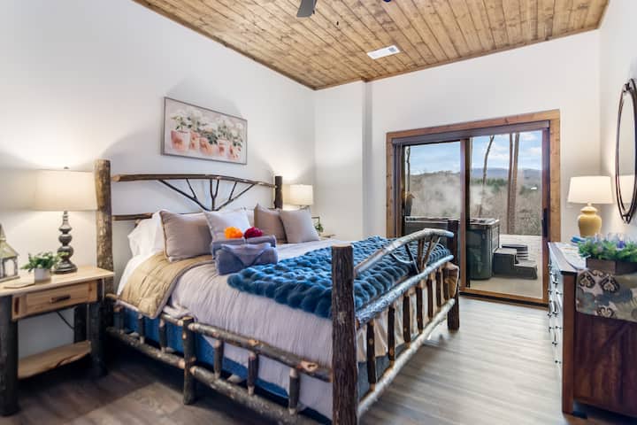 ห้องนอนในตัวนี้มีเตียงขนาดคิงไซส์ที่หรูหราและเข้าถึงอ่างน้ำร้อนได้โดยตรง เหมาะสำหรับการพักผ่อนสุดๆ