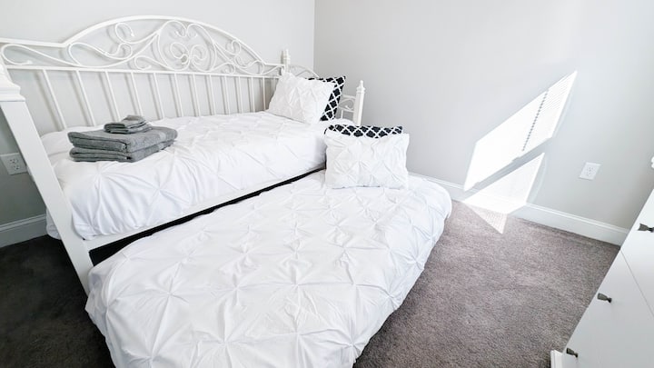 ค้นพบความสะดวกสบายของเตียงเลื่อนสีขาวของเราพร้อมผ้าปูที่นอนสะอาดหมอนและผ้าขนหนูที่ออกแบบมาเพื่อการพักผ่อนและยามเช้าที่เรียบง่าย