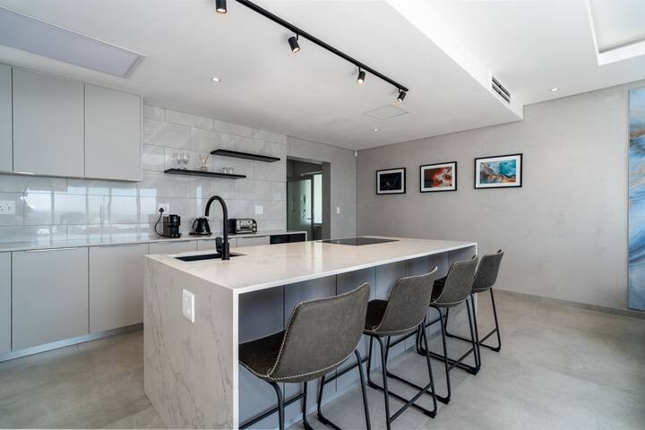 Contemporary 2-Bedroom Apartment with Ocean View gallery image 4