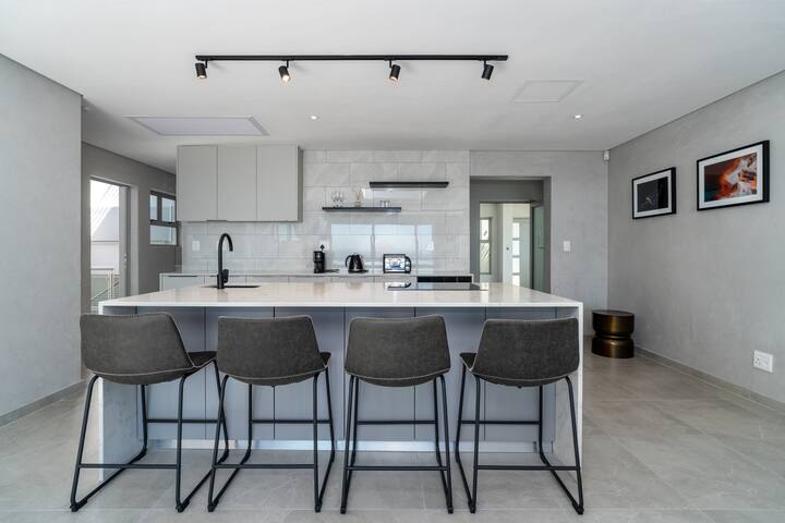 Contemporary 2-Bedroom Apartment with Ocean View gallery image 5