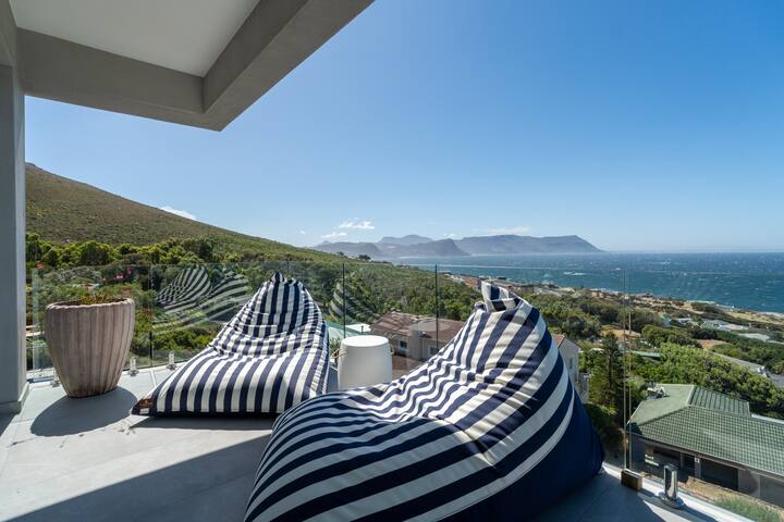 Contemporary 2-Bedroom Apartment with Ocean View gallery image 3