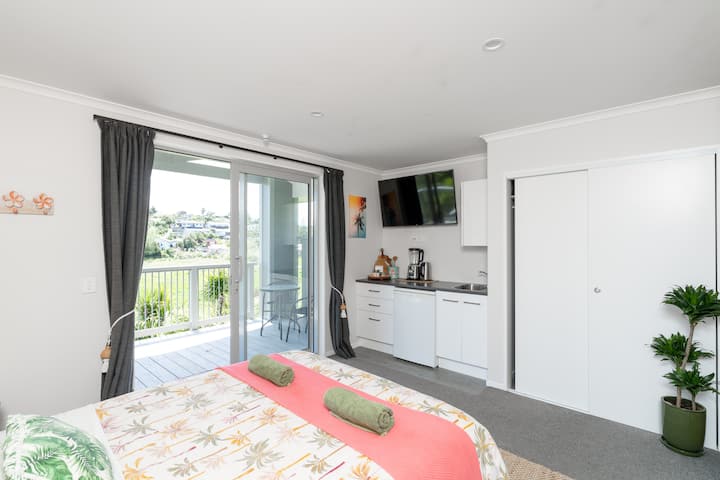 Banana Bungalow: Serenity, Views, Tropical Vibes - Raglan