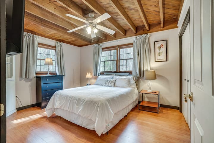 Queen ‑ ის ზომის საწოლი ცალკე შესასვლელით სტუმრებისთვის განკუთვნილ სააბაზანოში.  Სტუმრების სააბაზანოში არის საშხაპე, ერთი ნიჟარა და უნიტაზი.