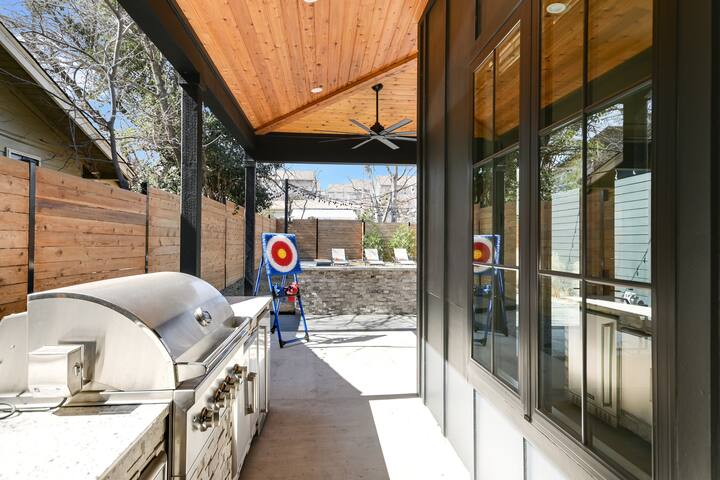 Luxe Pool Oasis: Walk to Dining! gallery image 4