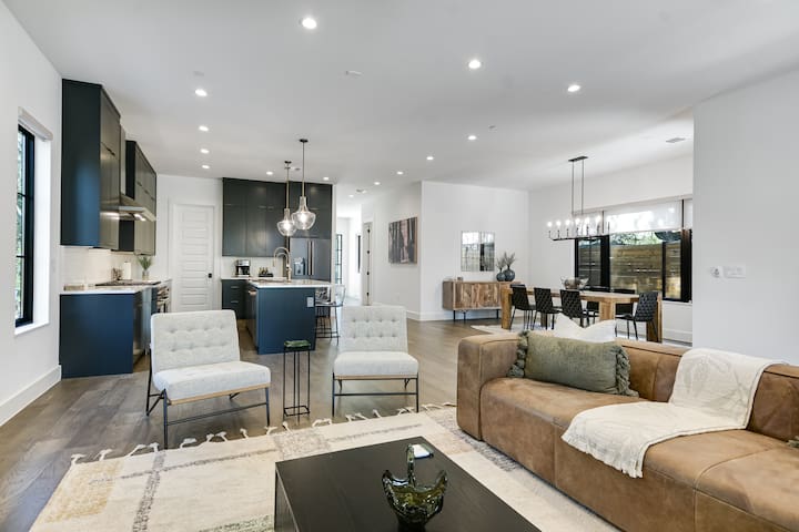 Luxe Pool Oasis: Walk to Dining! gallery image 2