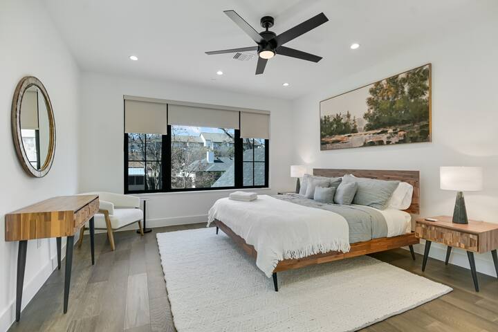 Luxe Pool Oasis: Walk to Dining! gallery image 5