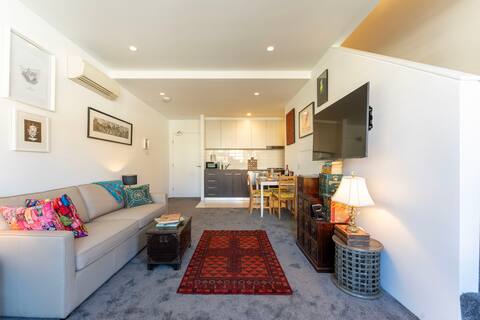 Successful Airbnb property: Elegant Newtown Apartment w Parking in Newtown