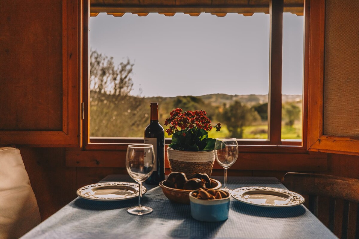 Airbnb em destaque: Love and a cabin: nature, beach, pool em Luz