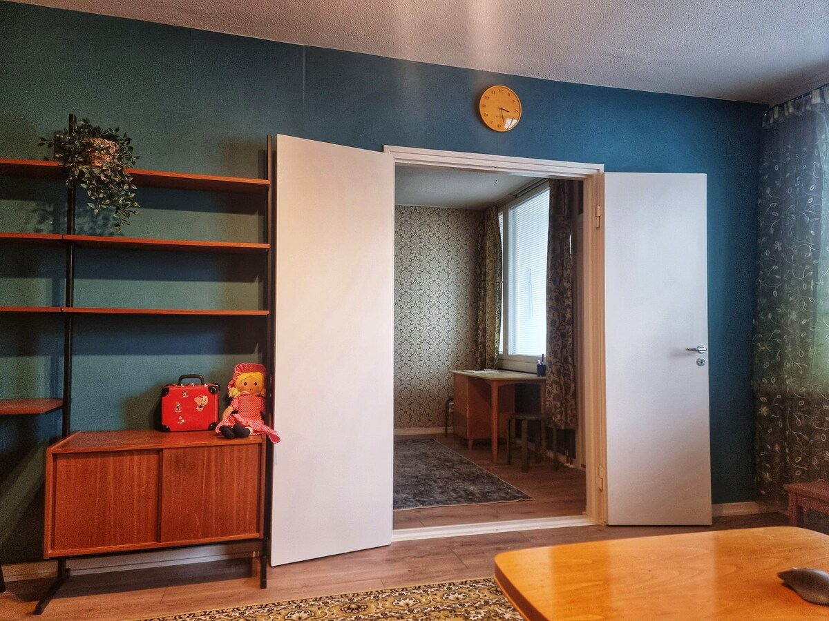 Le salon donne sur le poste de travail de la chambre. Les doubles portes doivent être fermées pour la tranquillité d'esprit.