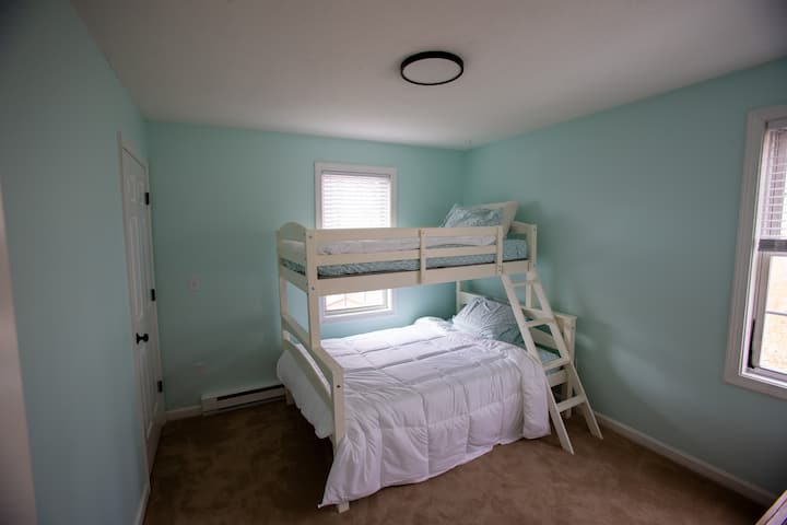 Ორსართულიანი საწოლი შესანიშნავია ზრდასრულებისთვის ქვედა ნაწილში და ბავშვებისთვის (ბავშვები მხოლოდ 125 ფუნტამდე) - ჰაეროვანი განათების ოთახი სმარტ-ტელევიზორით, კარადა და კომოდი ფანჯრის კონდიციონერით.  Დამატებითი თეთრეული კარადაში