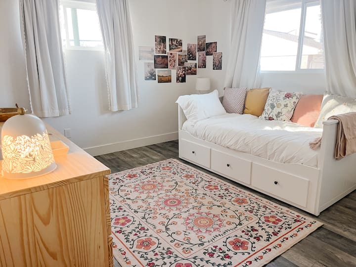 Wees gerust op biologische, synthetische matrassen, kussens en beddengoed op dit uitschuifbare ligbed.