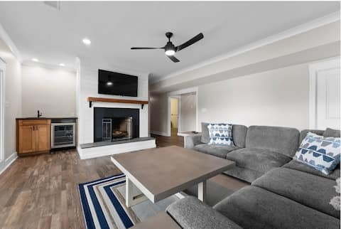 Top performing Airbnb: Driftwood Manor I Hot Tub in Charlotte / Concord / Gastonia