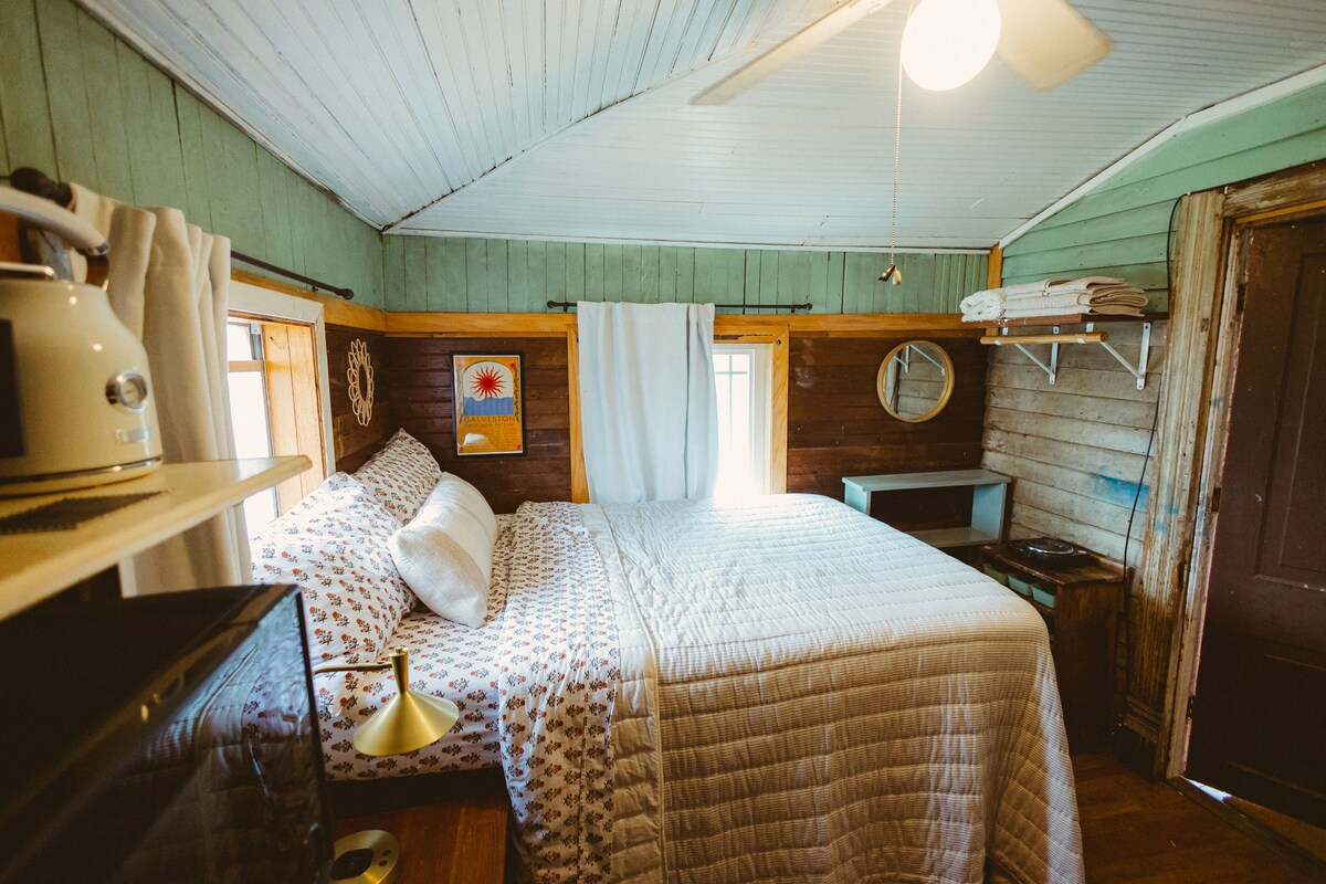 Top Airbnb: Close to University | Rustic Cabin Aesthetic in Second Ward