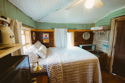 Top Airbnb: Close to University | Rustic Cabin Aesthetic in Second Ward