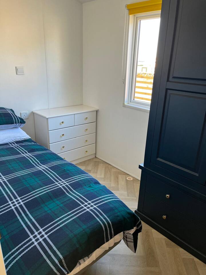 Ერთადგილიანი საწოლი ორადგილიანი გარდერობით უჯრებითა და გულმკერდით