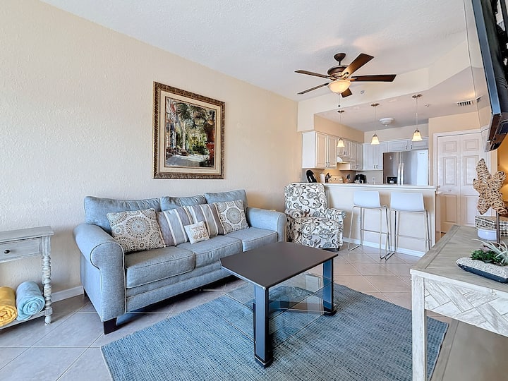 Pohovka je rozkladacia pohovka s manželskou posteľou.  
Obývacia izba má 2 ventilátory, ktoré umožňujú neuveriteľnú cirkuláciu klimatizácie alebo posuvných dverí medzi pobrežnými dverami.