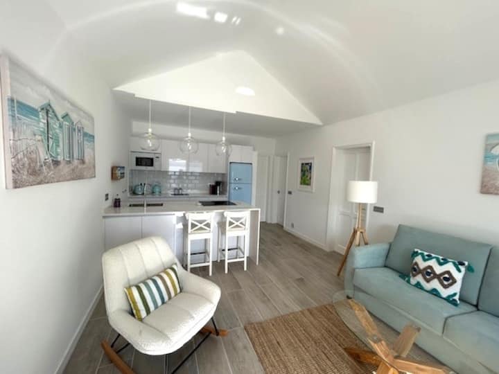 Sala de estar, comedor, cocina de planta abierta