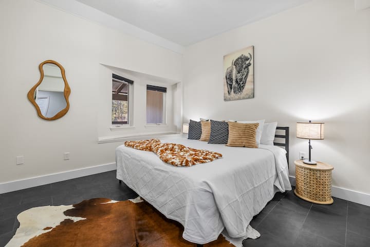 Меко осветлување, топли тонови и ветување за слатки соништа.