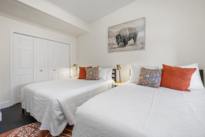 Завршете го денот во чиста удобност, опкружени со топлина и стил.