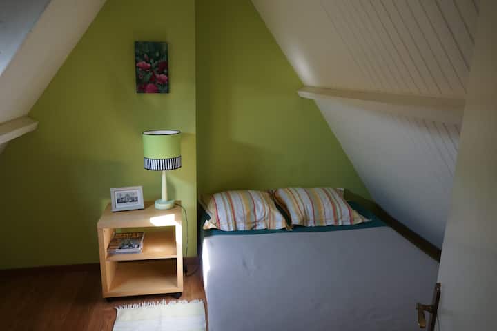 Habitación verde abuhardillada