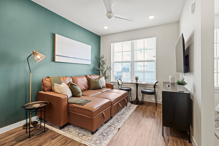 Le salon est rempli de lumière naturelle, créant un espace lumineux et accueillant qui invite à la détente.